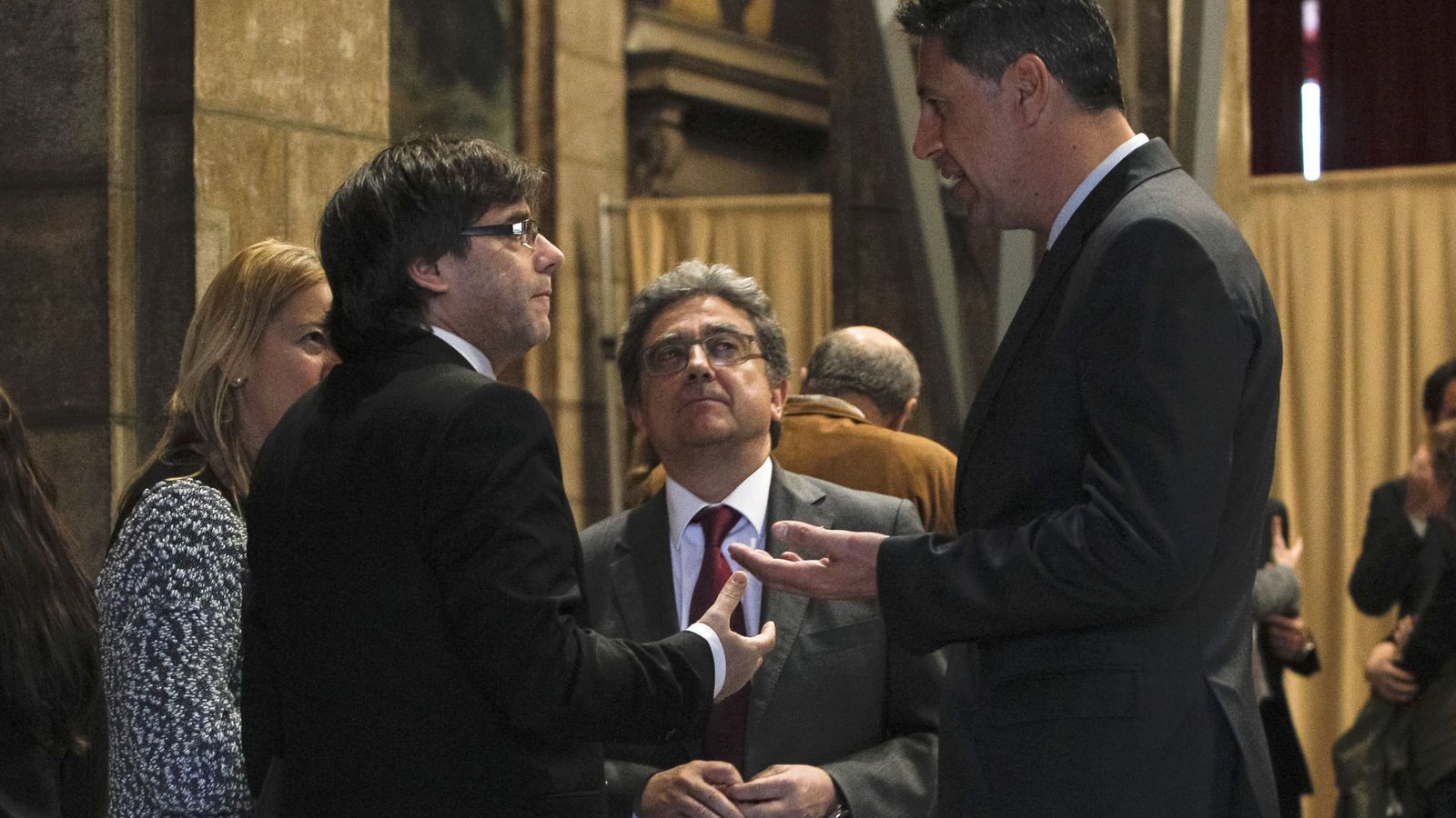Foto: Xavier García Albiol dialoga con Carles Puigdemont y Enric Millo (Efe).