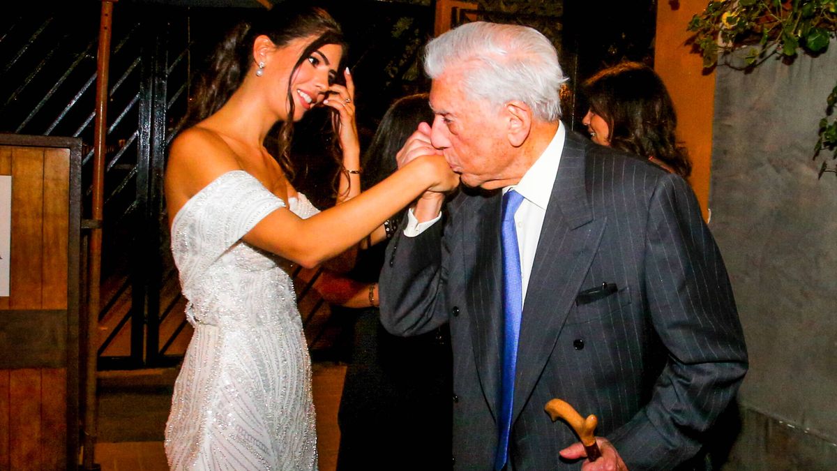 El segundo vestido de novia de Josefina, nieta de Vargas Llosa: escote Bardot, corsé y pedrería