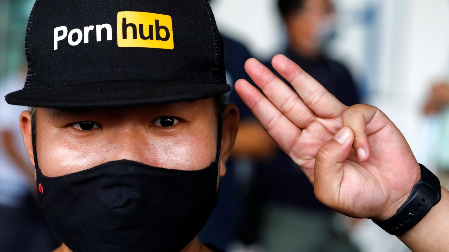 Un manifestante en Tailandia protesta contra el bloqueo del acceso a la web porno PornHub que el Gobierno tailandés estableció en 2020. (Reuters)