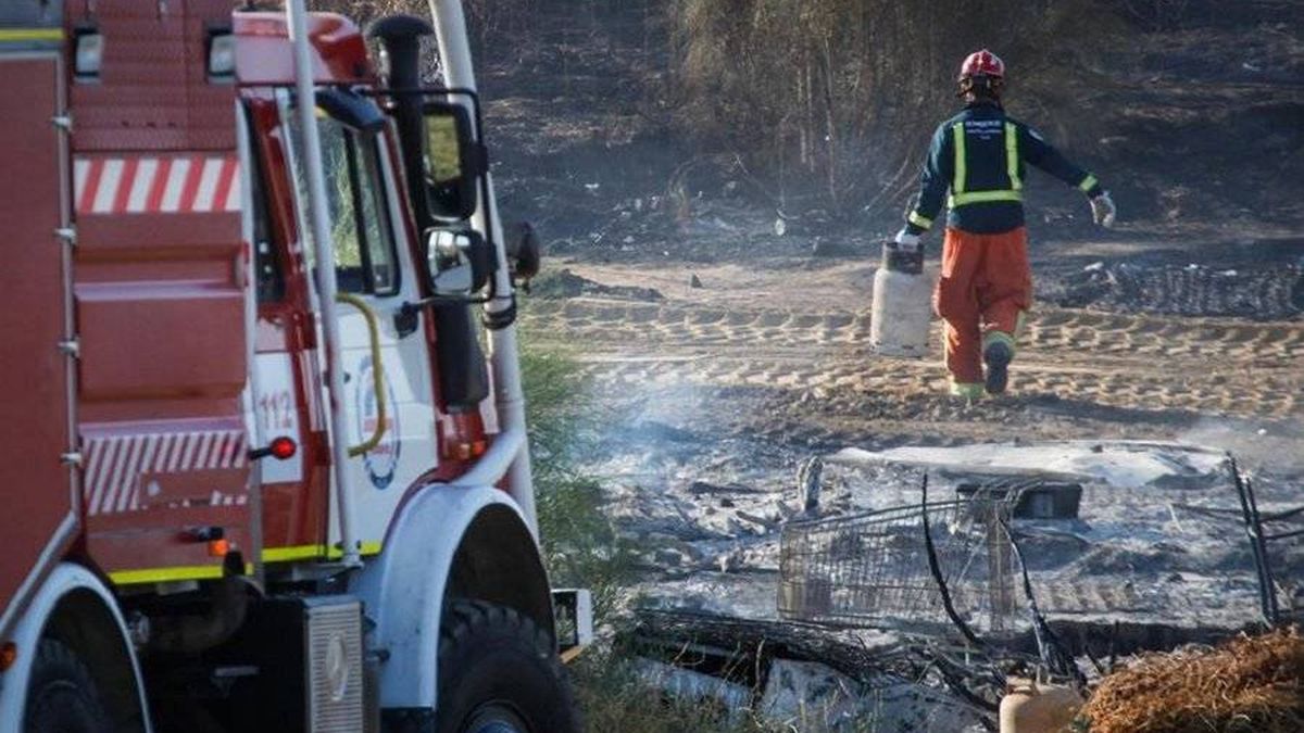 Decenas de desalojados en un incendio en un poblado chabolista de Palos (Huelva)