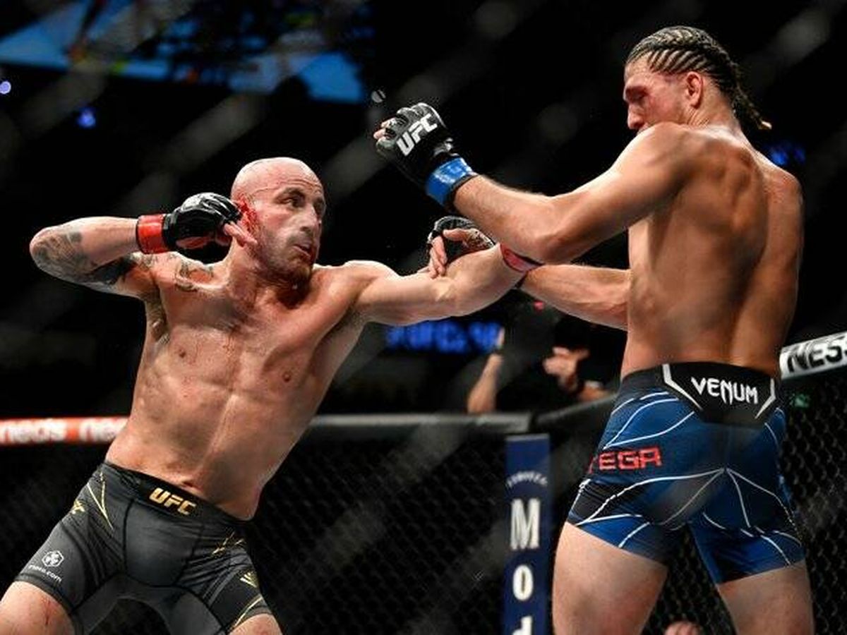 Foto: Alexander Volkanovski contra Brian Ortega en UFC 266 (Twitter UFC Español)