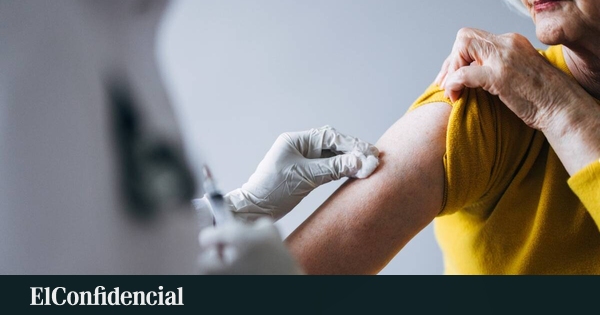 Cataluña llama a los colectivos vulnerables a vacunarse contra la gripe y la COVID-19