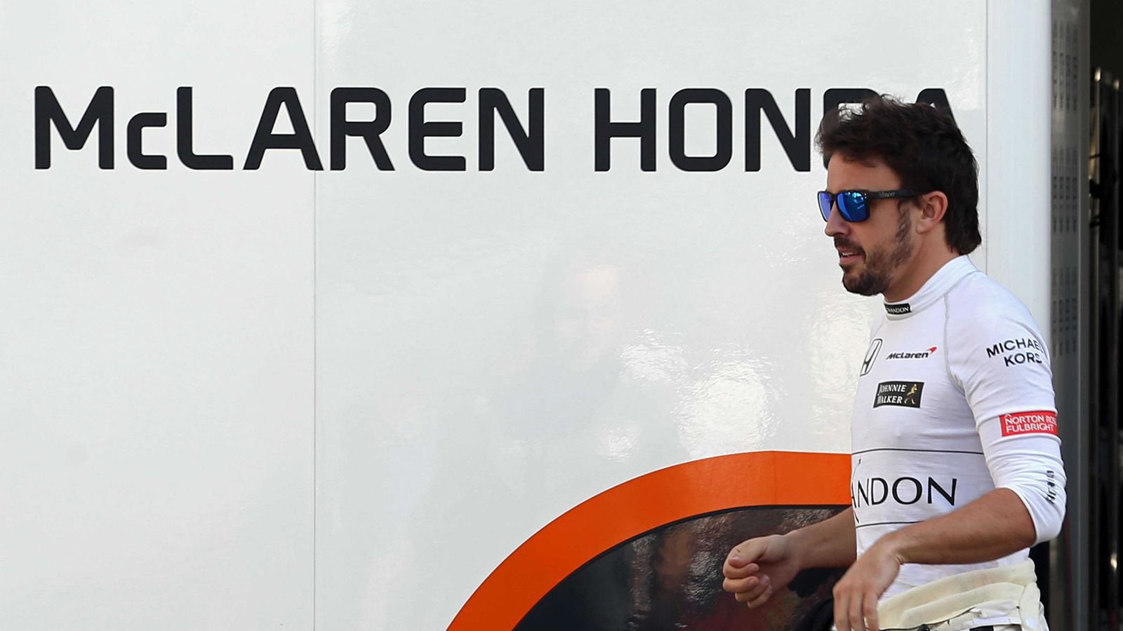 Foto: Alonso, en el paddock del Circuit de Barcelona-Catalunya durante la pretemporada. (EFE)