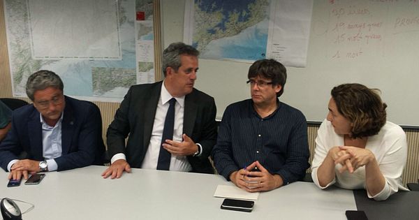 Foto:  Joaquim Forn conversa con Carles Puigdemont y Ada Colau. (EFE)