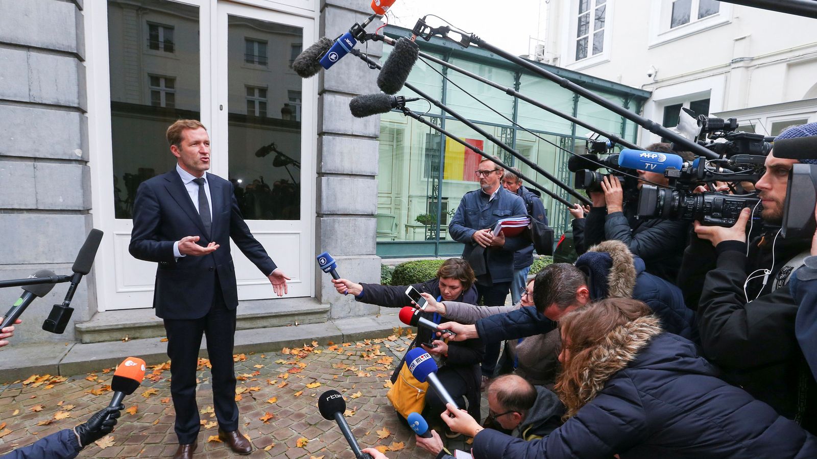 Foto: El primer ministro de Valonia, Paul Magnette ante los periodistas. (Reuters)