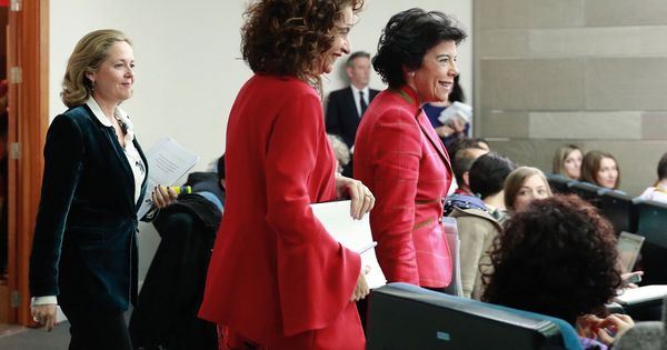 Foto: La portavoz del Gobierno, Isabel Celaá (d), la ministra de Hacienda, María Jesús Montero (c), y la de Economía, Nadia Calviño. (EFE)