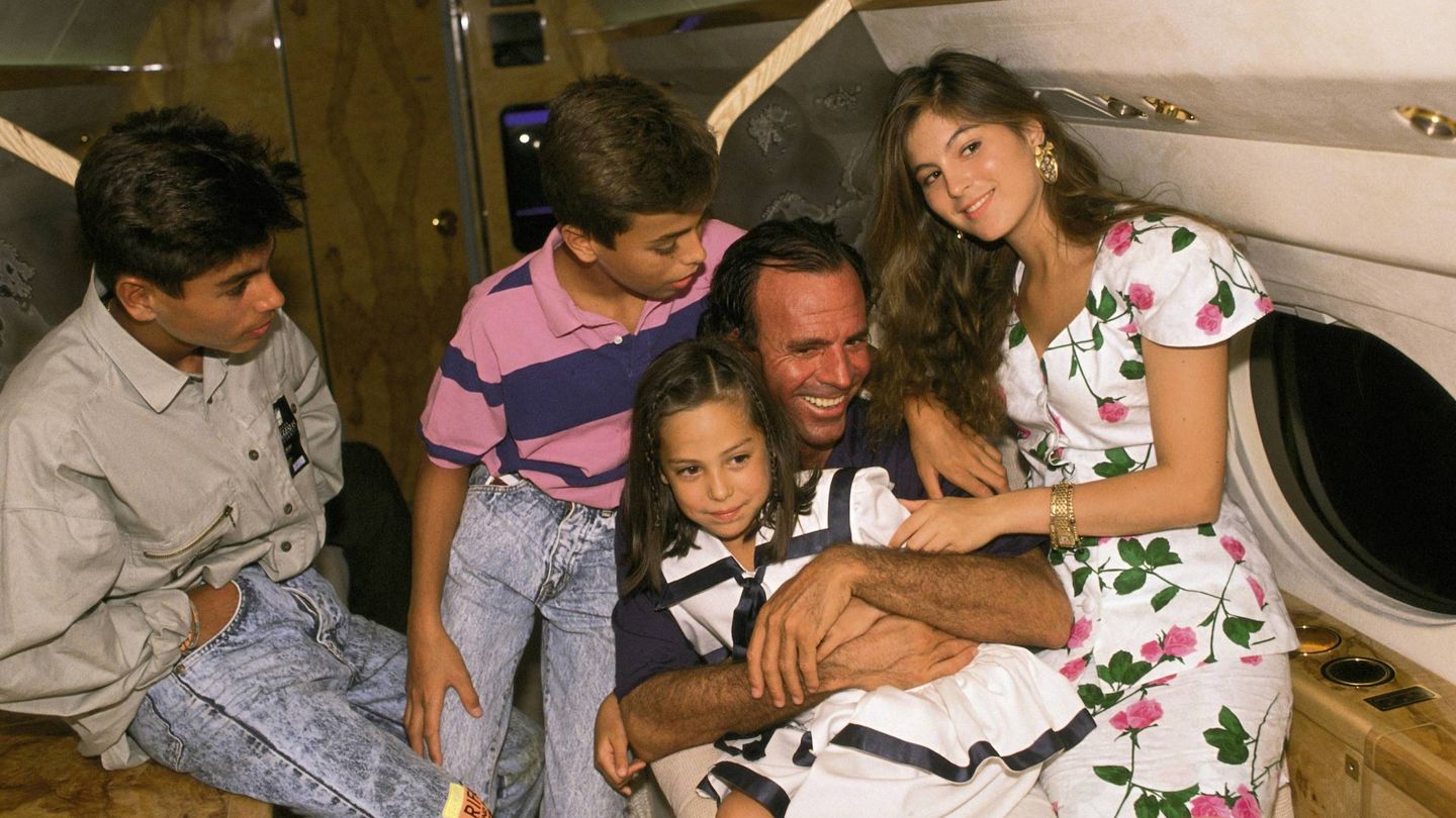 Julio Iglesias junto a sus hijos, Enrique, Julio y Chábeli, y Tamara Falcó. (Getty)