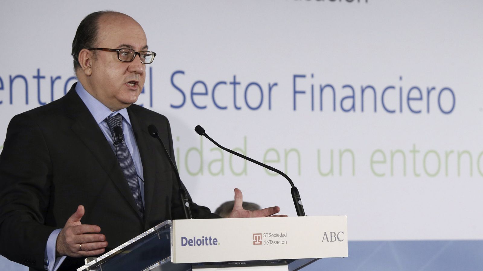 Foto: El presidente de la patronal bancaria AEB, José María Roldán, durante su intervención de este miércoles. (EFE)
