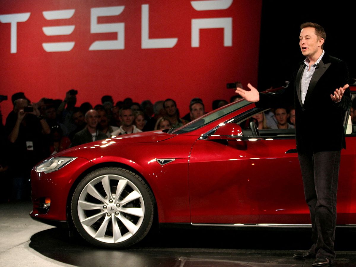 Foto: Elon Musk junto al Model S de Tesla. (Reuters/Stephen Lam)