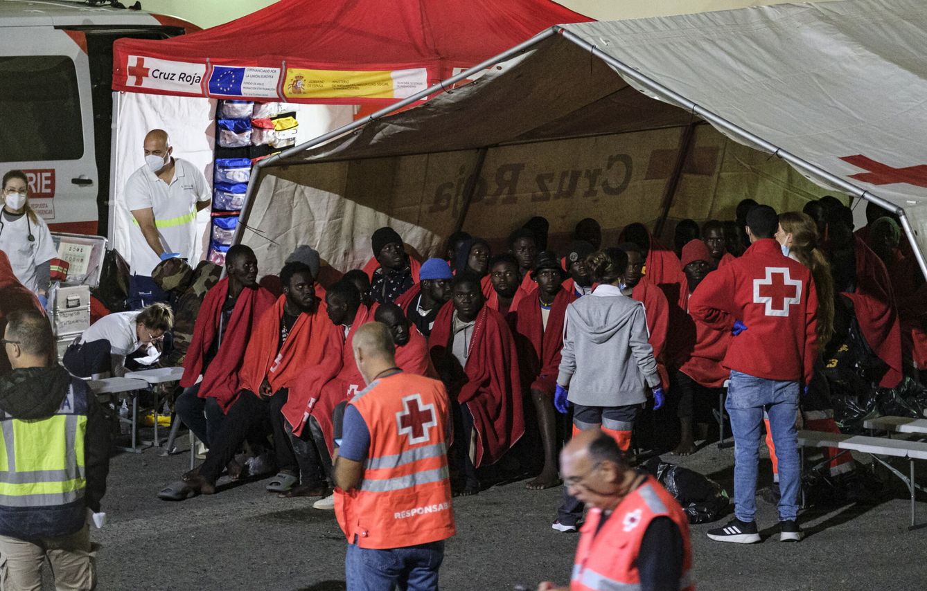 Un grupo de personas tras ser rescatadas en Canarias. (EFE/Ángel Medina G.)