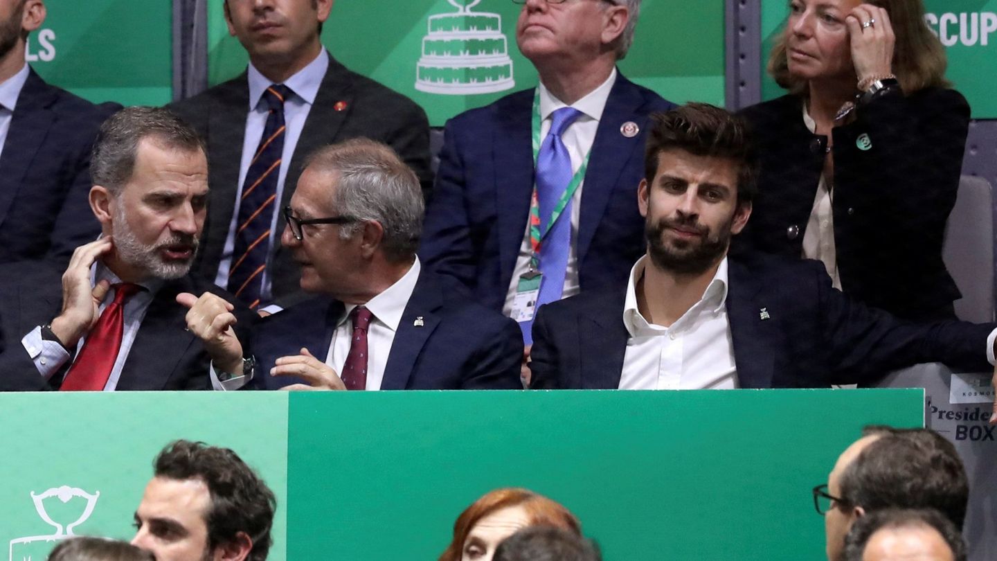 Felipe VI, el ministro de Cultura, José Guirao y el futbolista Gerard Piqué durante la final de la Copa Davis. (EFE)