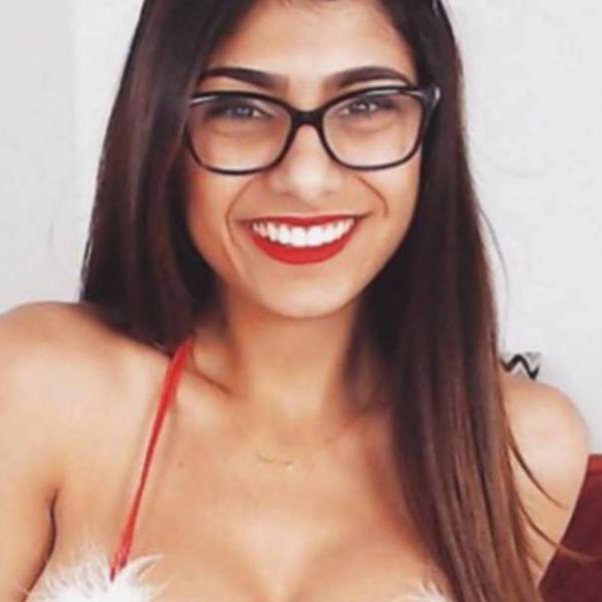 Despertar apretón fondo de pantalla 100.000 dólares por las gafas de la ex actriz porno Mia Khalifa