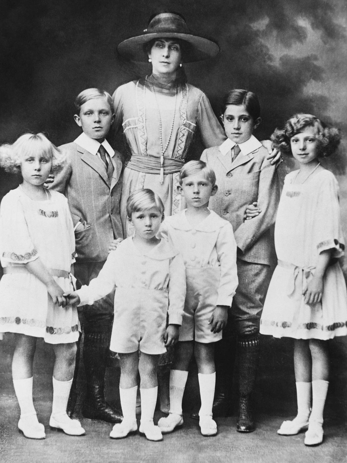 La reina, con sus hijos. (CP)