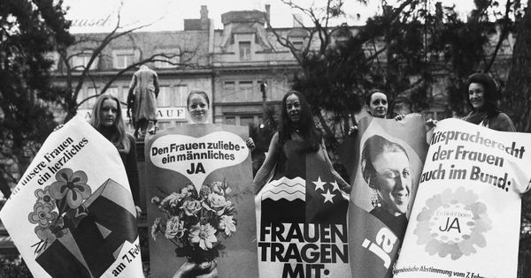 Foto: Mujeres suizas manifestándose por el derecho al voto en 1971. (Parlamento Europeo)