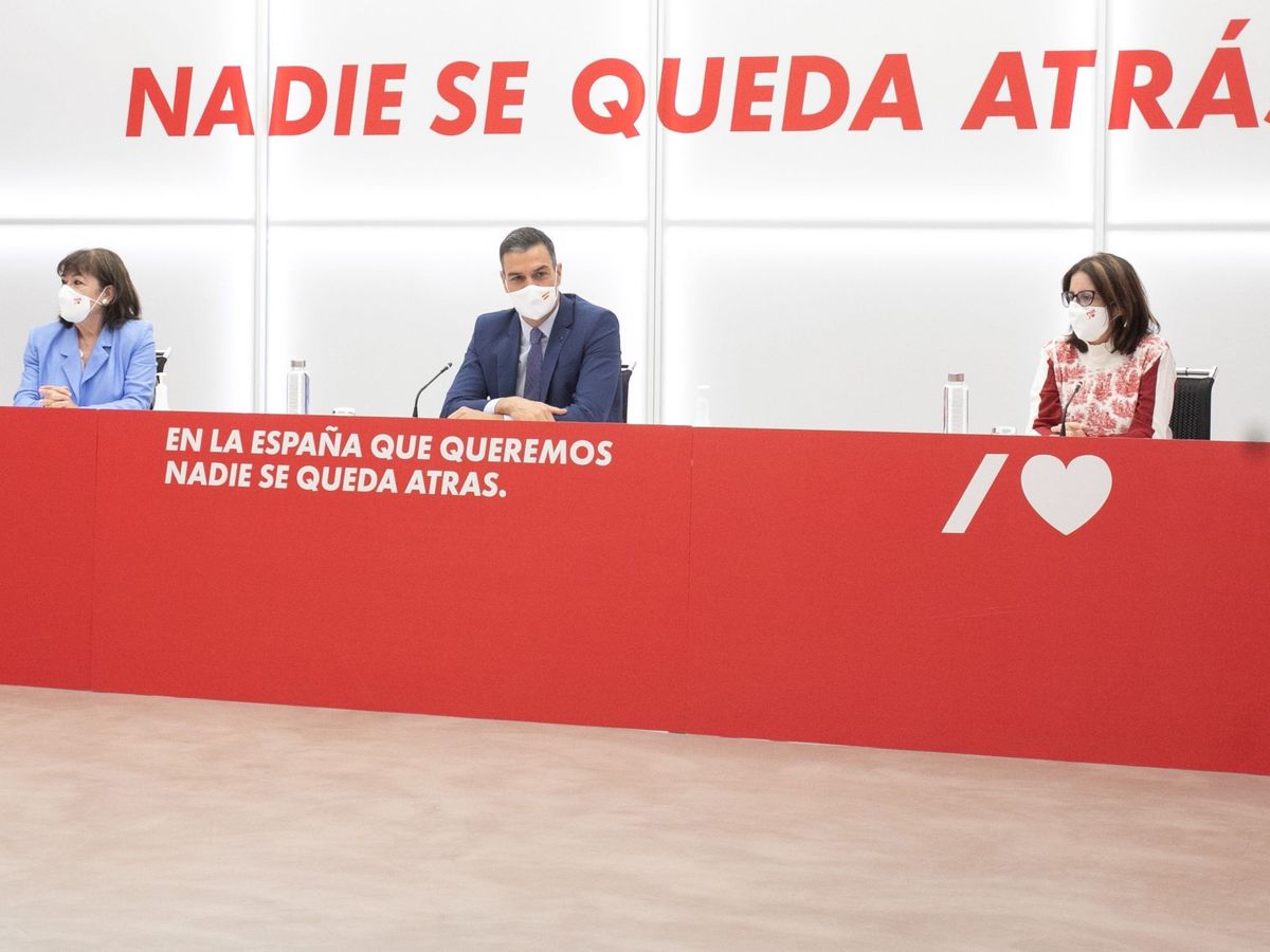 Foto: El secretario general del PSOE, Pedro Sánchez, junto a la presidenta, Cristina Narbona (i), y la portavoz socialista, Adriana Lastra. (EFE)