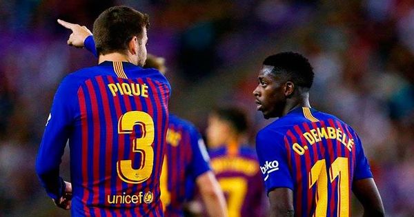Foto: Piqué habla con Dembelé durante un partido del Barça. (EFE)