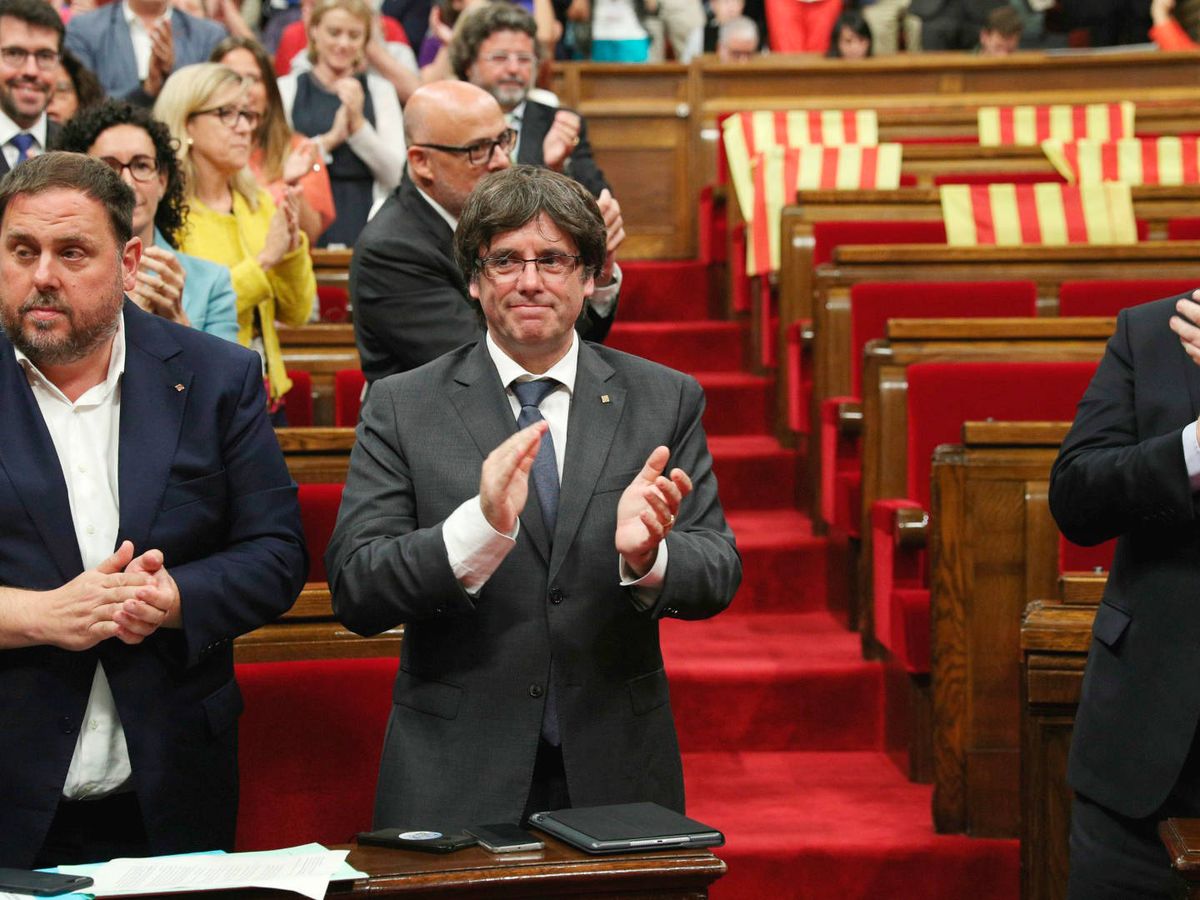 Foto: Junqueras, Puigdemont y Forn en el Parlament tras aprobar la independencia. (EFE)