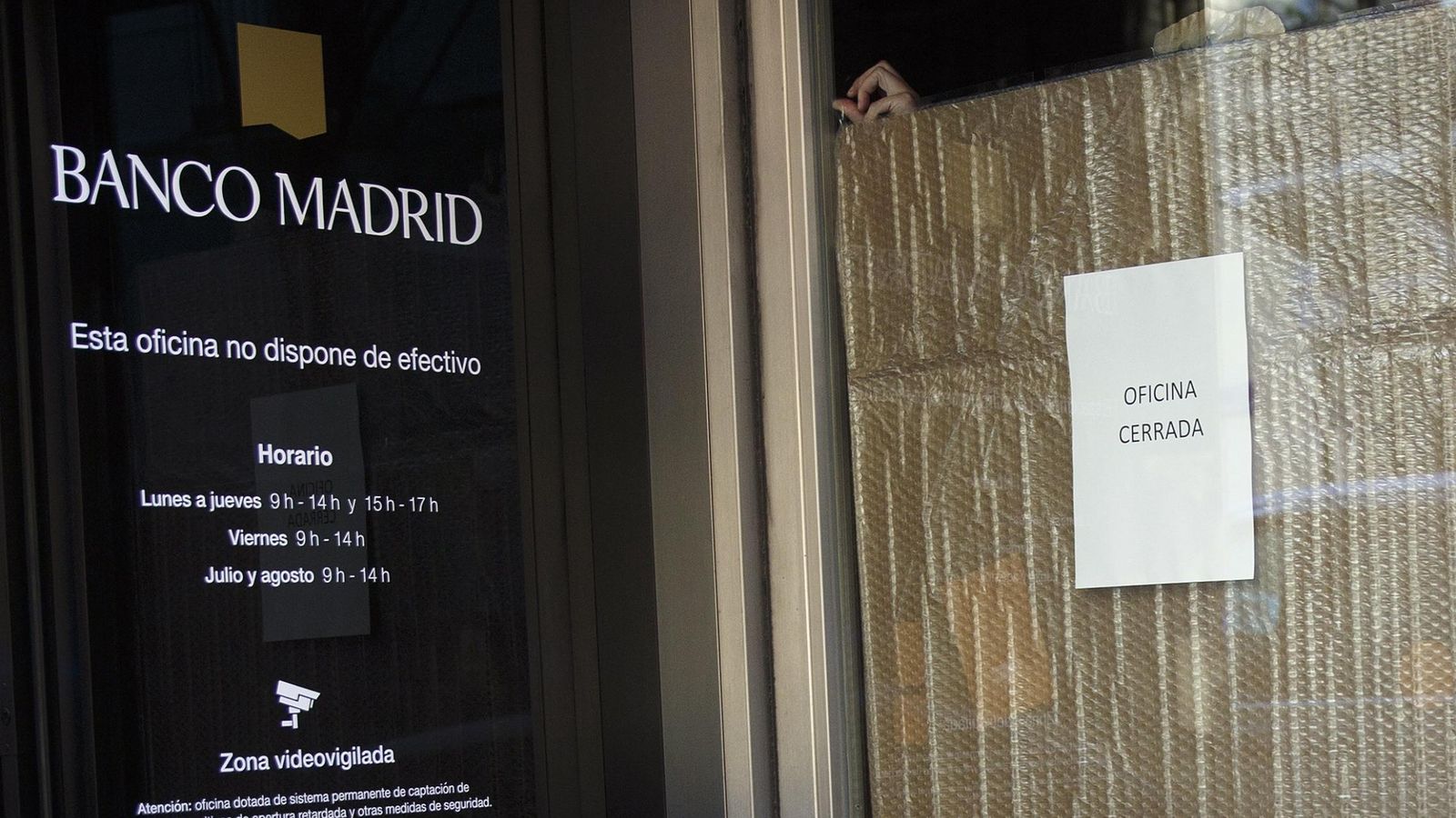 Foto: Una de las filiales de Banco Madrid en la capital. (Reuters)