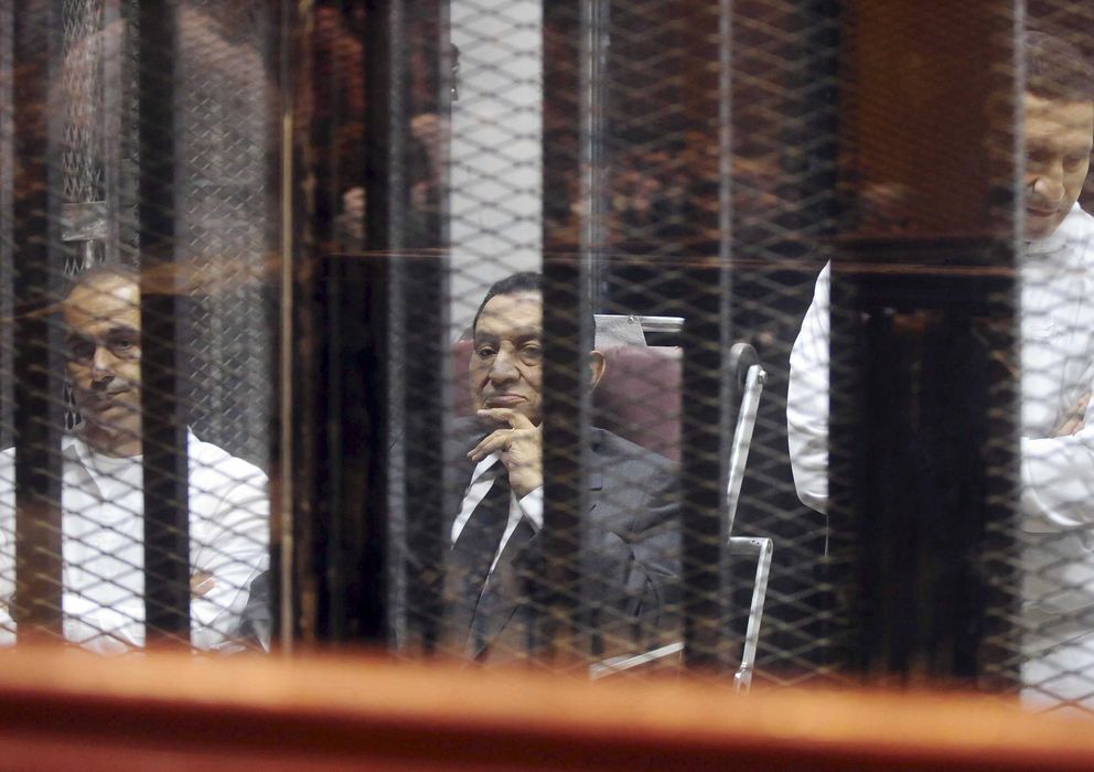 Foto: El expresidente Hosni Mubarak sentado en el banquillo de los acusados junto a su hijo Gamal (i) en El Cairo el pasado 21 de mayo (Reuters). 