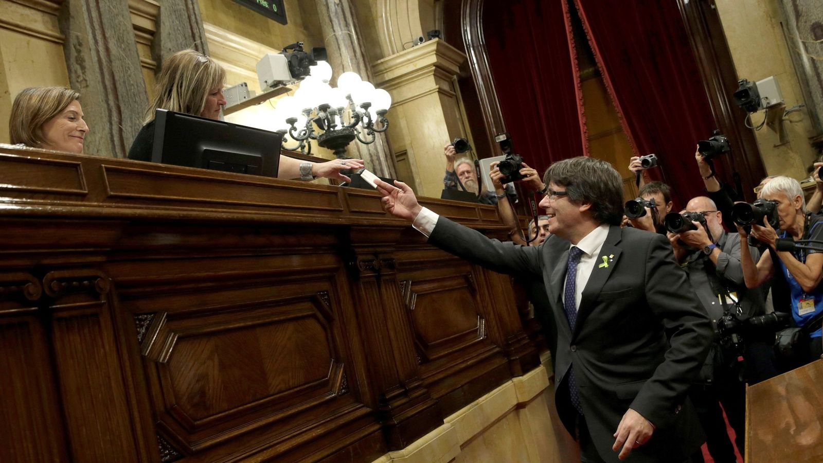 Foto: Carles Puigdemont vota en el pleno del Parlament que aprobó el 27 de octubre la declaración de independencia. (EFE) 