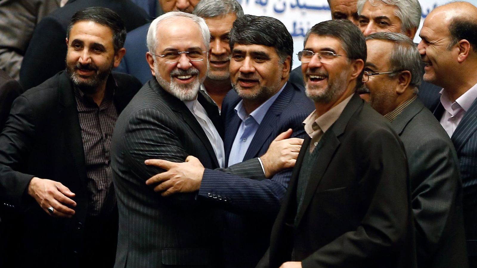 Foto: Miembros del Parlamento iraní felicitan al ministro de Exteriores, Mohammad Javad Zarif, tras el levantamiento de las sanciones a Irán. (EFE)