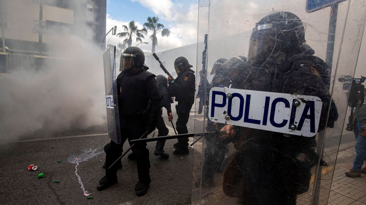 Agentes de la Policía Nacional durante la manifestación de los trabajadores del metal por las calles de Cádiz. (Román Ríos/EFE)