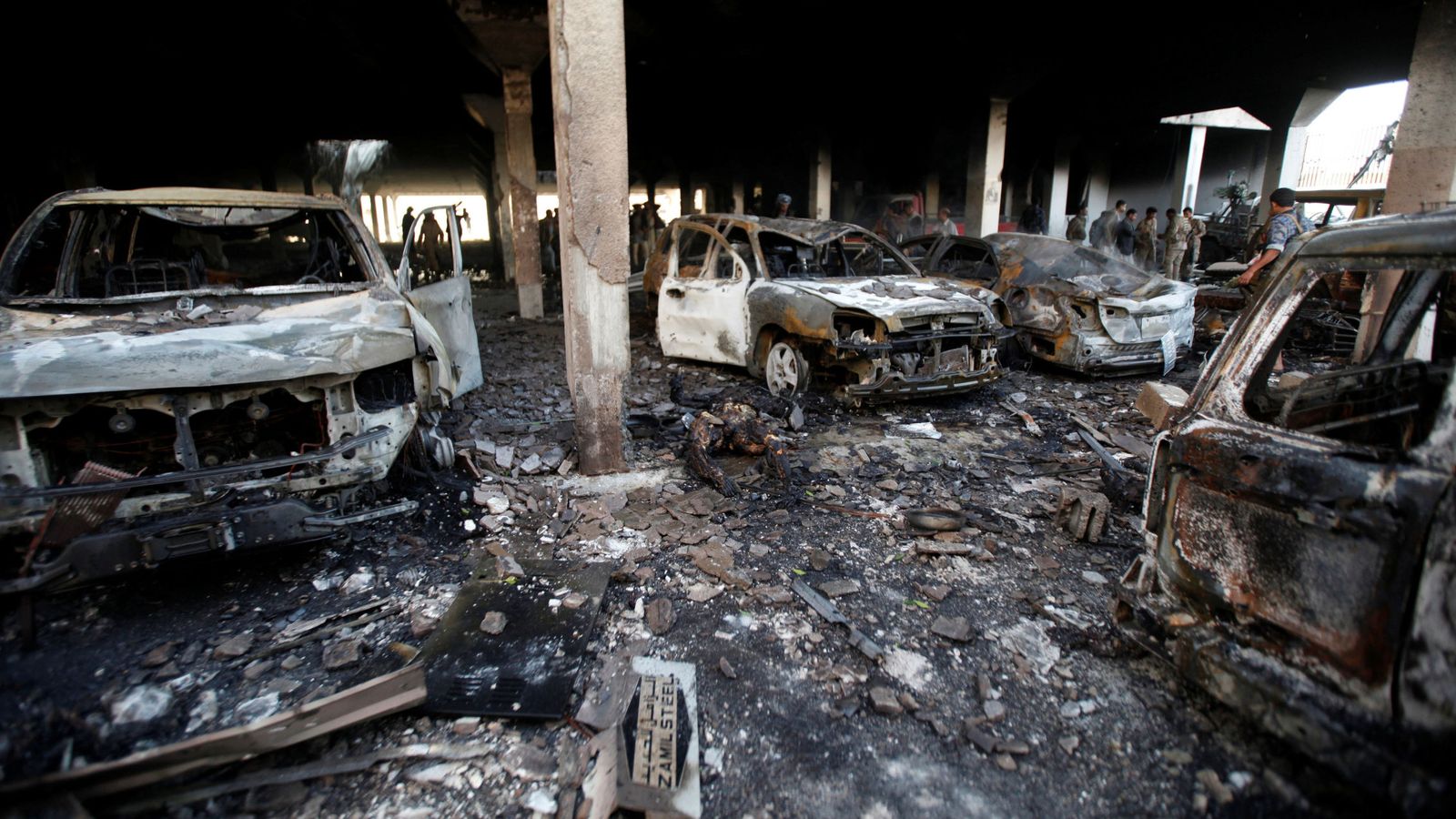 Foto: Lugar del bombardeo en Saná que los testigos afirman fue realizado por la coalición liderada por Arabia Saudí. (Reuters)