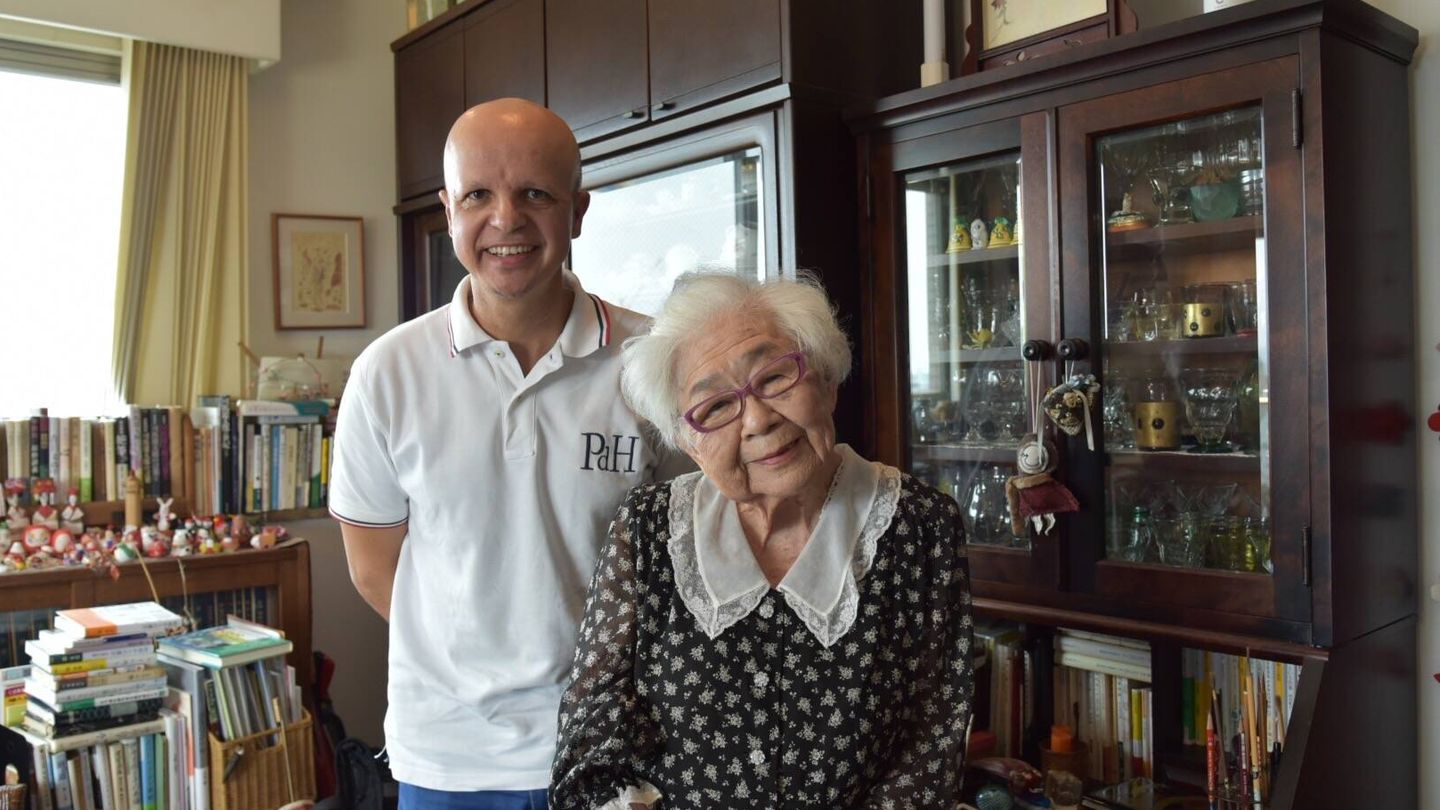 El periodista Agustín Rivera junto a Masayo Mori, superviviente de la bomba atómica lanzada sobre Hiroshima. TOÑI GUERRERO