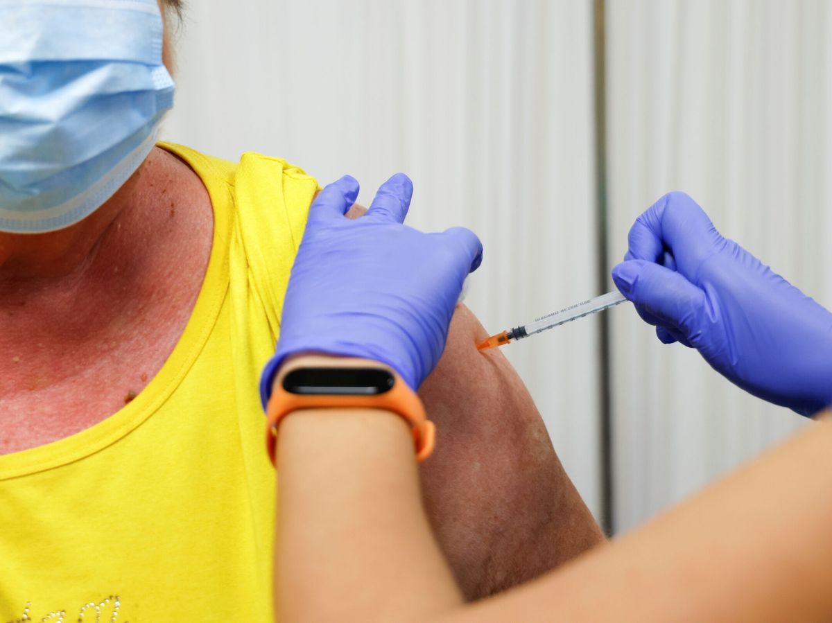 Foto: Una enfermera inocula la tercera dosis de la vacuna a una paciente. (Reuters)