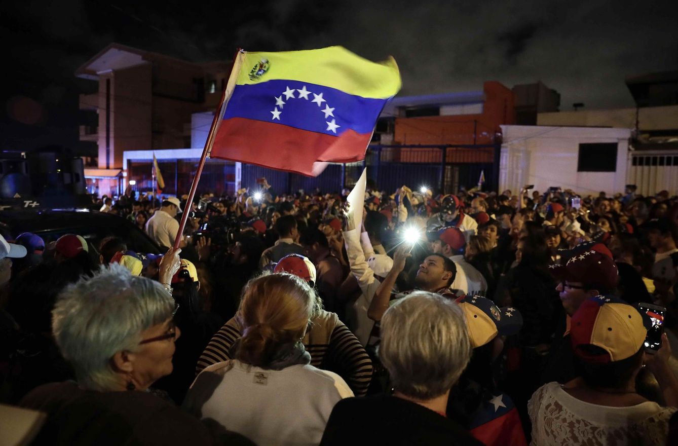Grupos venezolanos celebran la autoproclamación de Juan Guaidó en Costa Rica. (EFE)