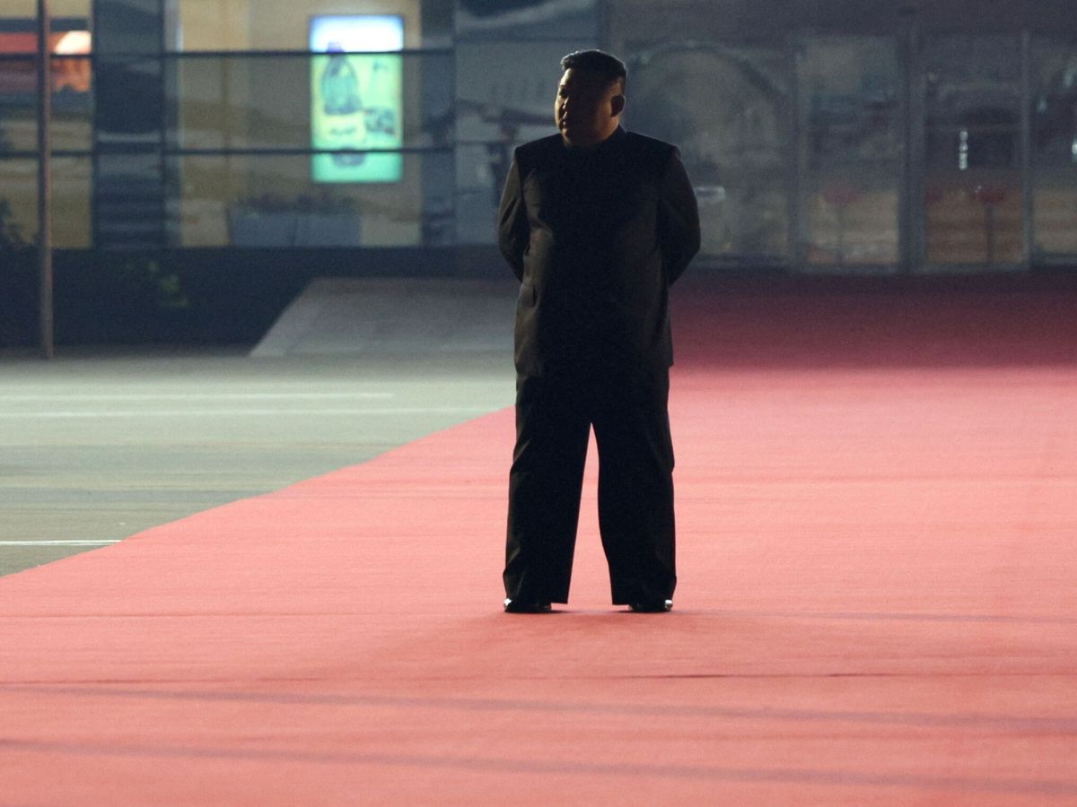 Foto: El líder norcoreano, Kim Jong-un, esperando al presidente Vladímir Putin. (Sputnik)