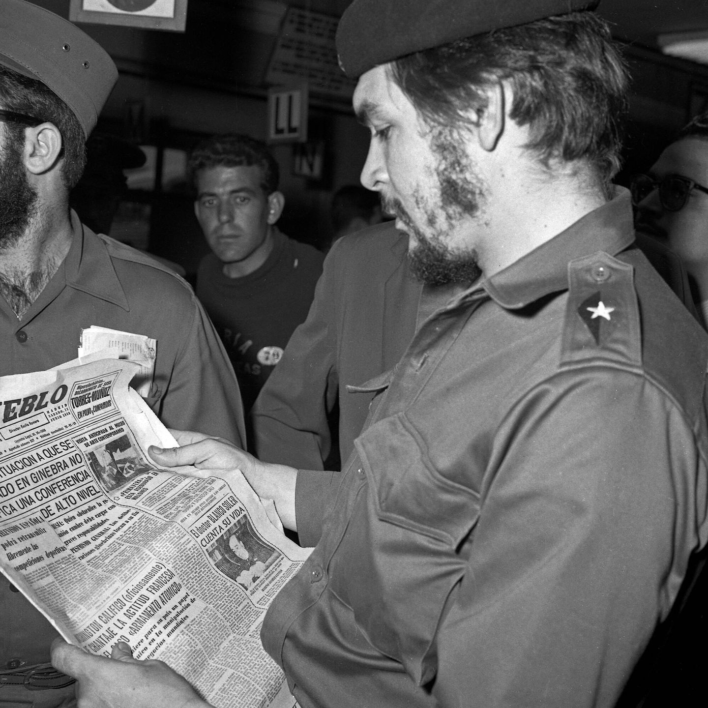 Che Guevara consulta el diario 'Pueblo' durante su visita a Madrid el 13 de junio de 1959. (Europa Press/César Lucas)