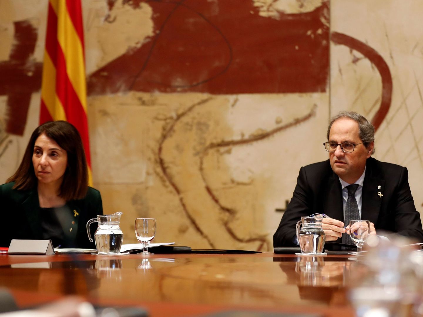 El presidente de la Generalitat, Quim Torra, acompañado la 'consellera' de la Presidencia y portavoz del Govern, Meritxell Budó. (EFE)