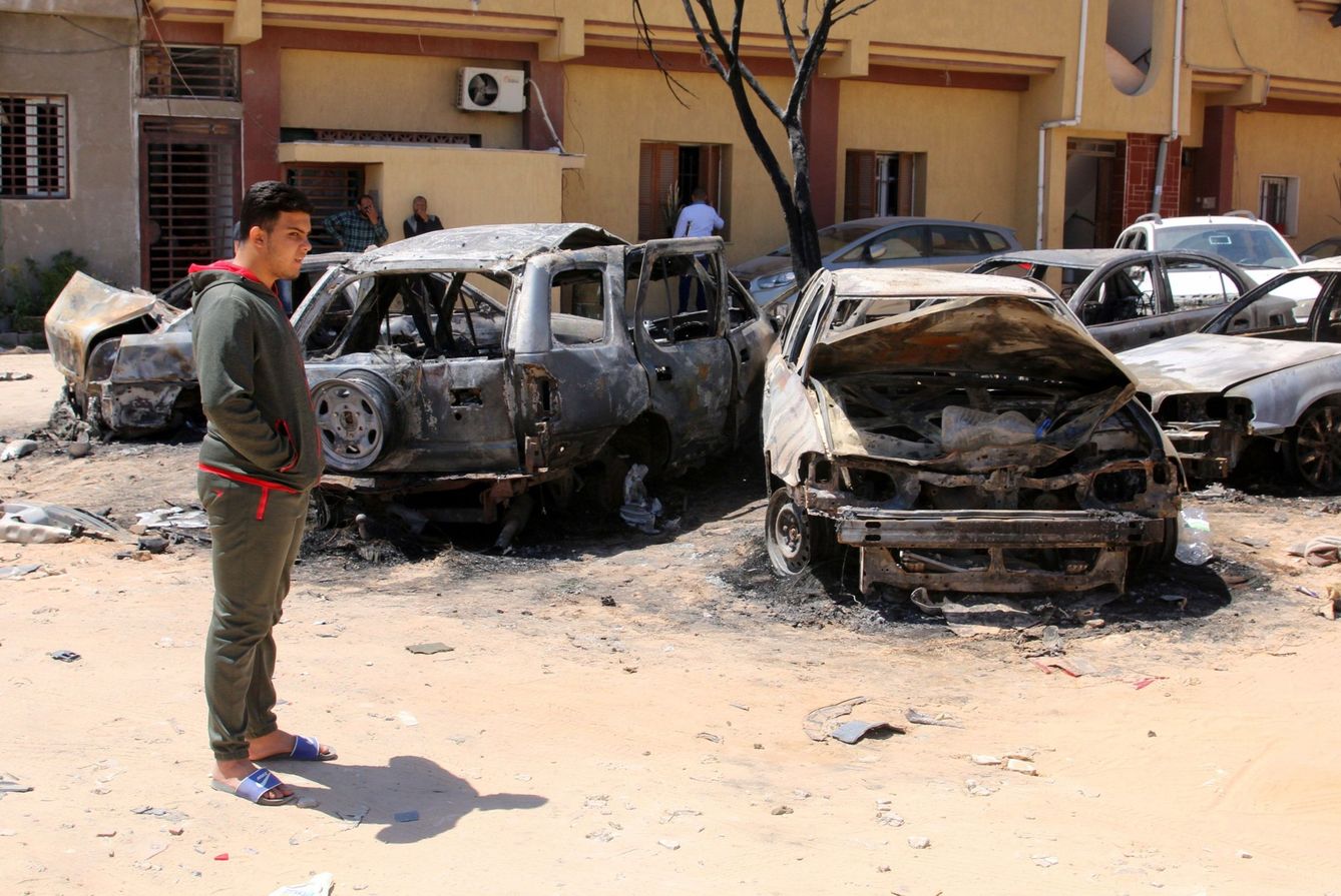 Un hombre observa los daños causados por un bombardeo en Trípoli, Libia. (EFE)