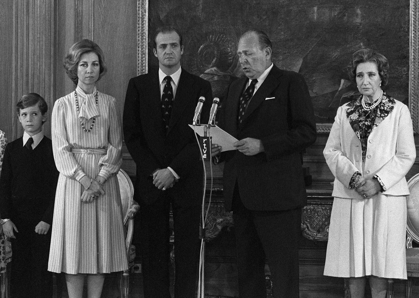 De izquierda a derecha: el príncipe Felipe, la reina Sofía, el rey Juan Carlos y los condes de Barcelona. (EFE)