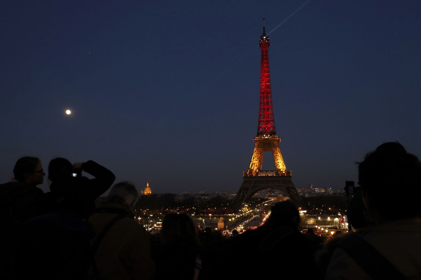 La Torre Eiffel con los colores de la bandera belga en honor a las víctimas de los atentados de Bruselas (Reuters).