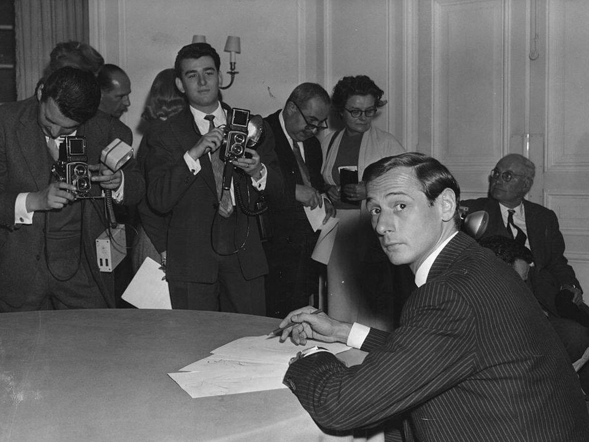 Foto: Marc Bohan, ante la prensa en 1960, cuando sustituyó a Yves Saint Laurent. (Getty/Keystone)