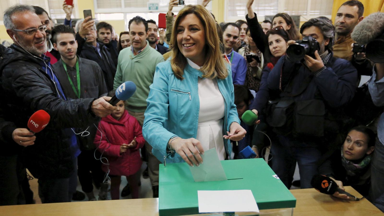 Foto: Díaz vota en un colegio electoral en Sevilla. (Reuters)