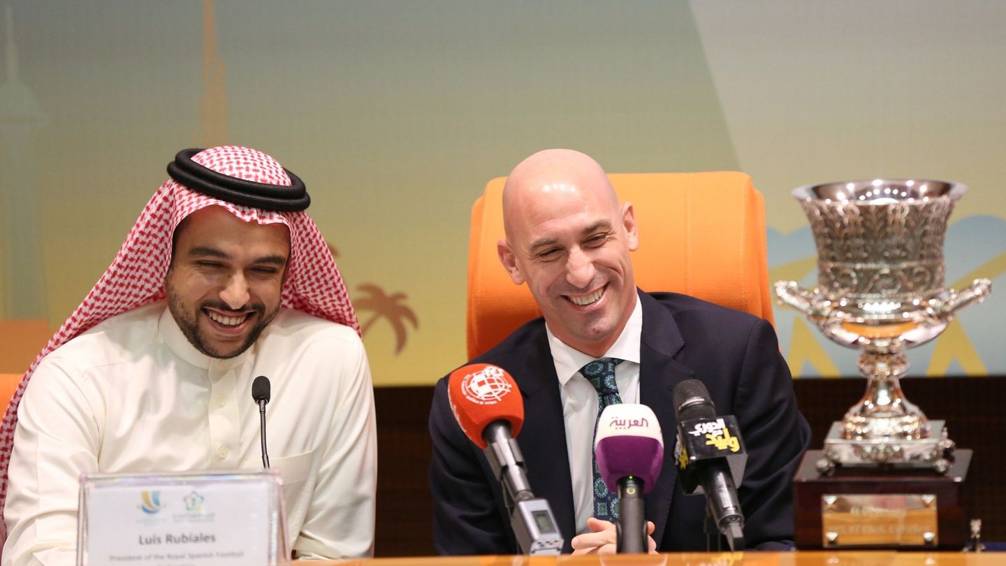 Luis Rubiales y el presidente de la Autoridad Saudí de Deportes, Abdulaziz bin Turki al Faisal al Saud, con la Supercopa de España. (EFE)