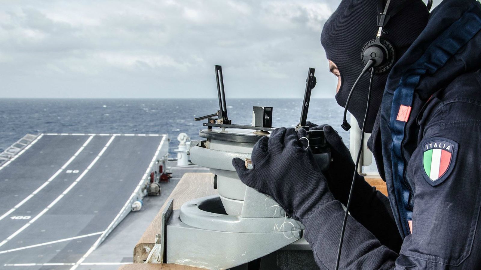 Foto: Un miembro de la marina italiana consulta una brújula (FOTO: EUNAVFOR Med)