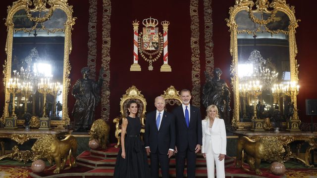 Los reyes Felipe y Letizia posan con el presidente Joe Biden y su esposa Jill. (EFE/Martín)