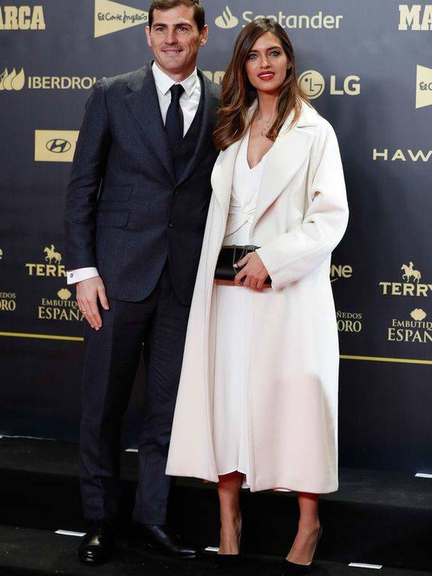 Sara Carbonero posando con Iker Casillas en el aniversario del diario 'Marca' con el look en cuestión. (Pinterest)