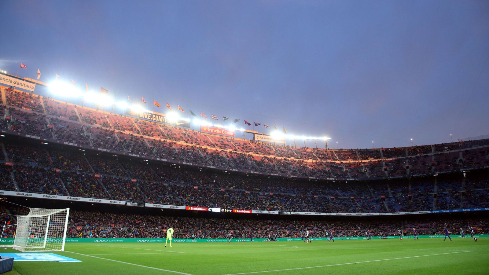 Foto: Las gradas semivacías en el último partido en el Camp Nou. (Reuters) 