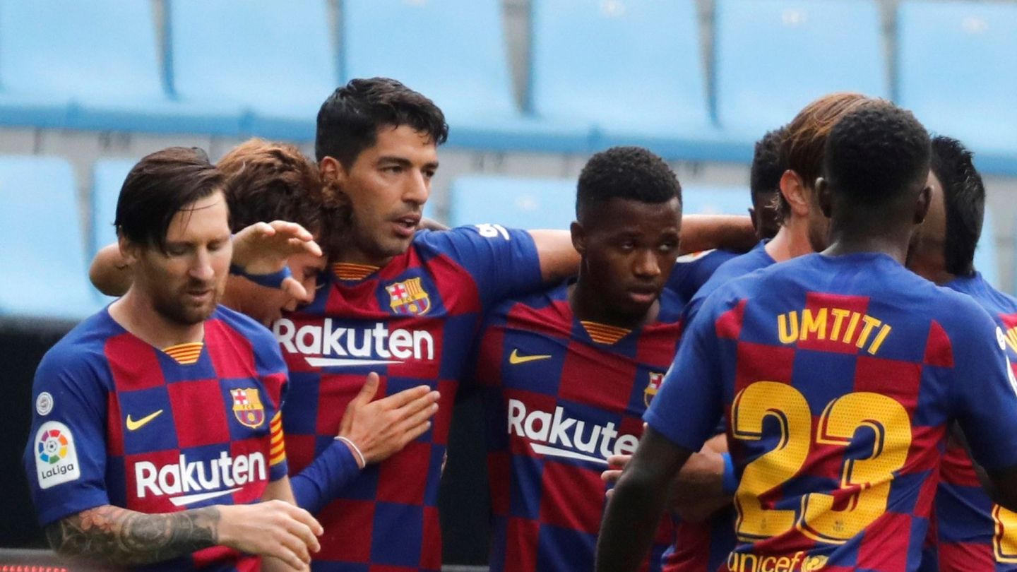 Luis Suárez celebra el primer gol del Barça con sus compañeros. (EFE)