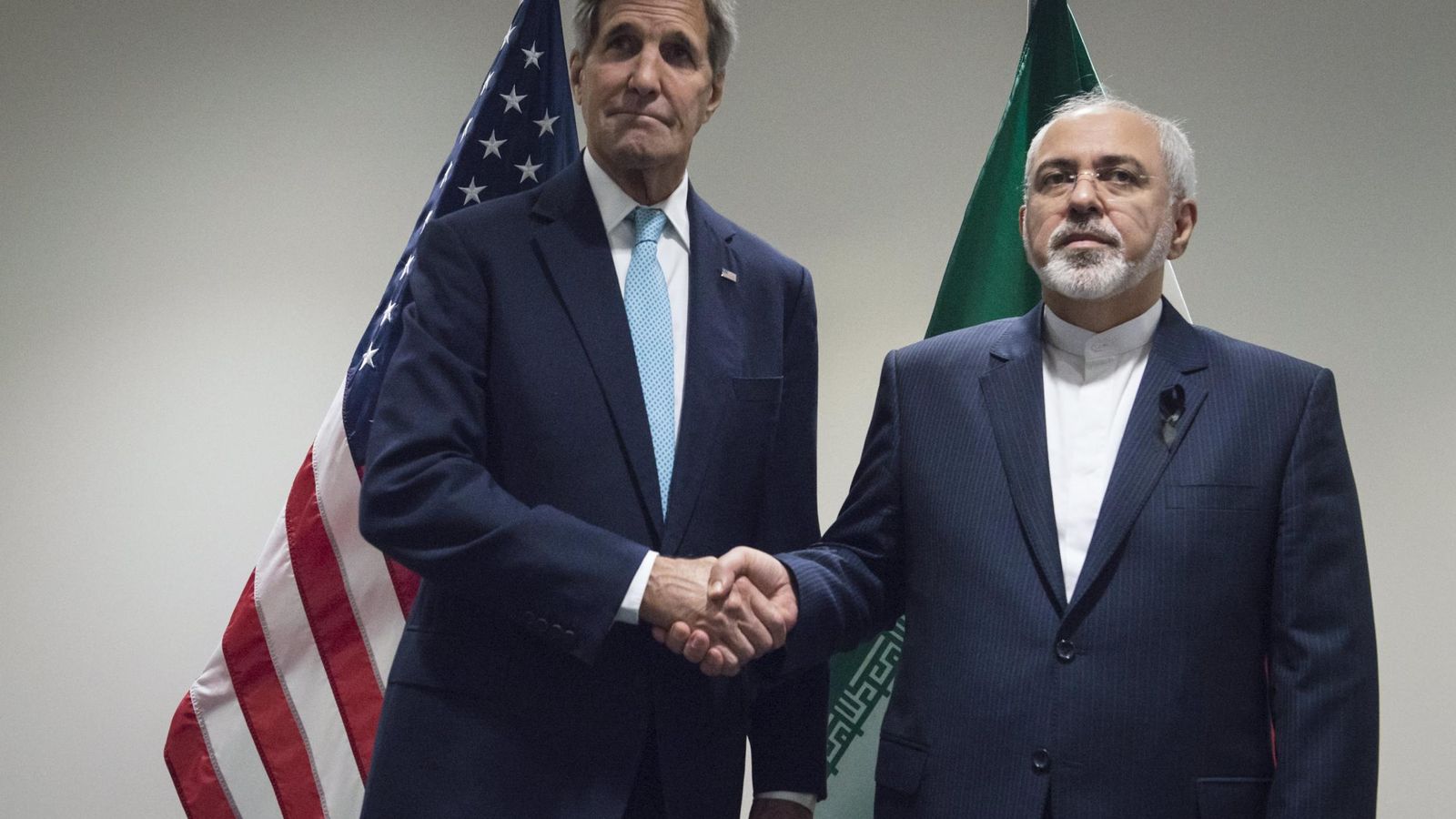 Foto: El Secretario de Estado norteamericano John Kerry estrecha la mano al Ministro de Exteriores iraní, Mohammad Javad Zarif, en septiembre de 2015 (Reuters)