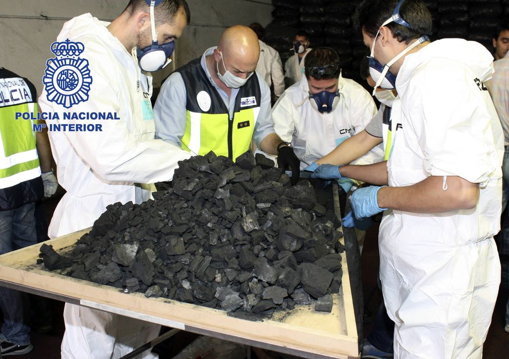 Foto: Agentes de la Policía encuentran cocaína camuflada en carbón. (EFE)