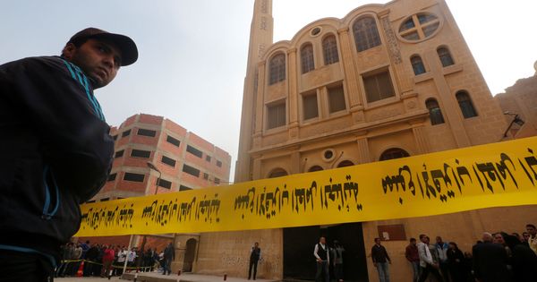 Foto: Cordón policial frente al lugar del atentado en Helwan. (Reuters)