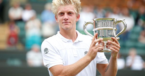 Foto: Alejandro Davidovich posa con su trofeo en Wimbledon. (Reuters)