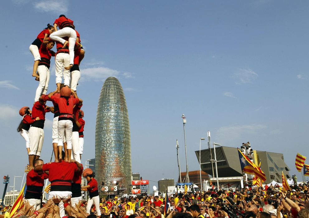 Foto: Un grupo de 'castellers' se eleva en el final de la manifestacion a favor de la consulta. (EFE) 
