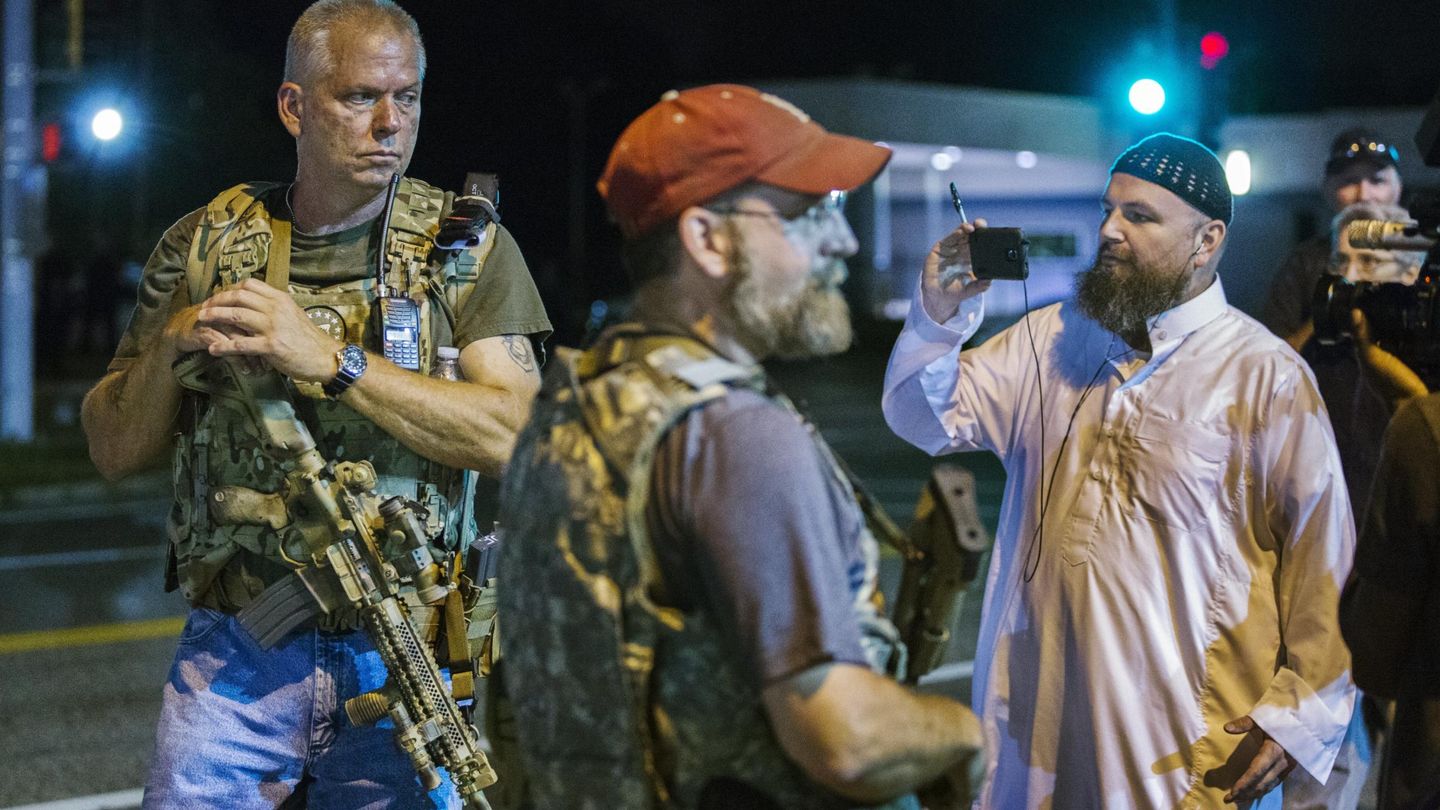 Milicianos armados en Ferguson, Missouri, en 2015. (Reuters)